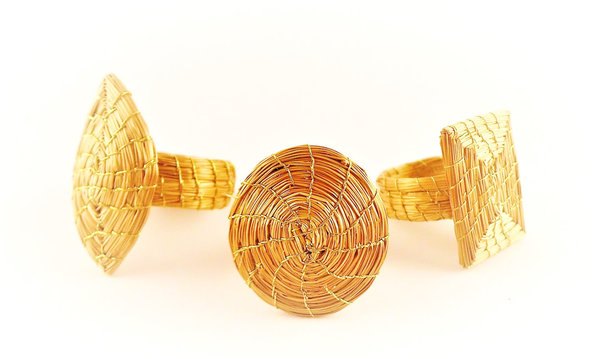Geflochtener Ring aus Goldgras