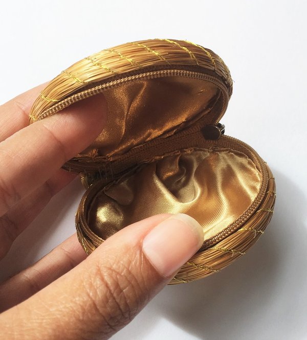 kleine Tasche aus Goldgras mit Satinfutter 8 cm