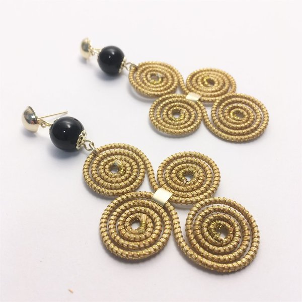 Ohrringe Goldgras mit schwarzen Steinen
