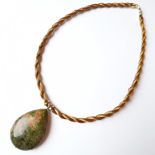 Halskette Goldgras mit grünem Stein
