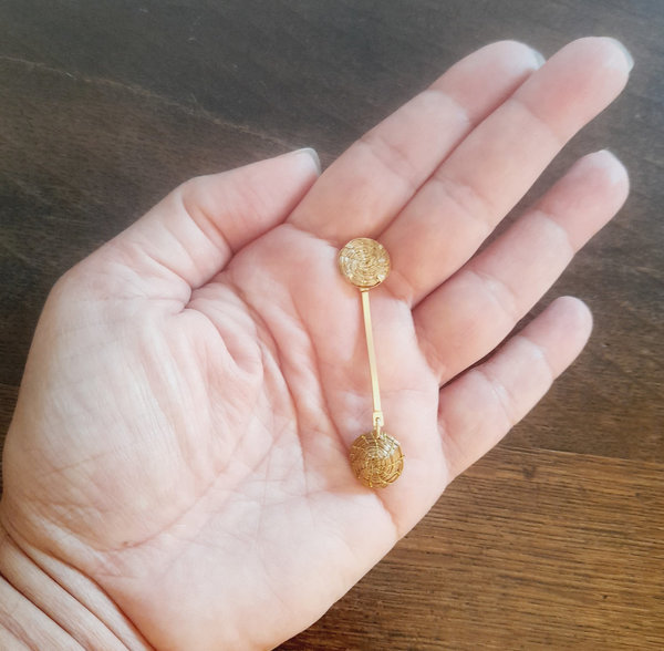 Ohrring Goldgras mit zwei Mini-Mandalas