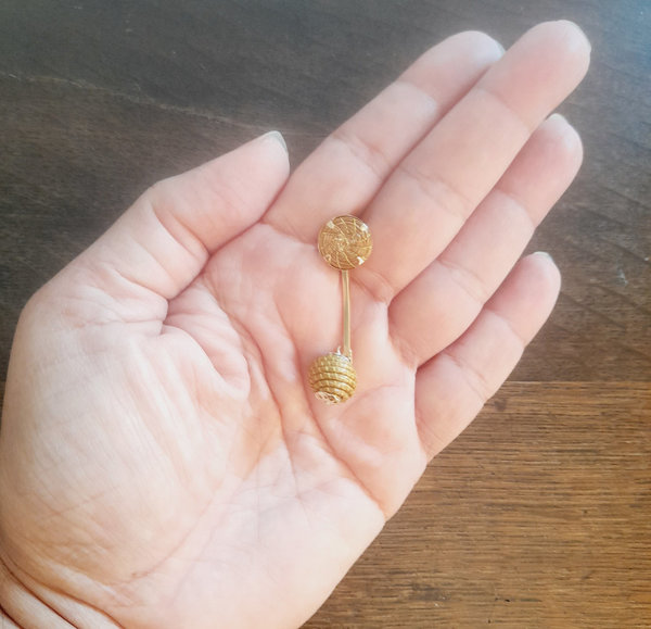 Ohrring Goldgras Mini-Mandala mit einer Kugel