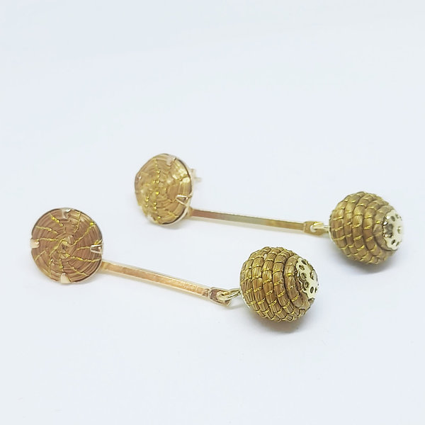 Ohrring Goldgras Mini-Mandala mit einer Kugel