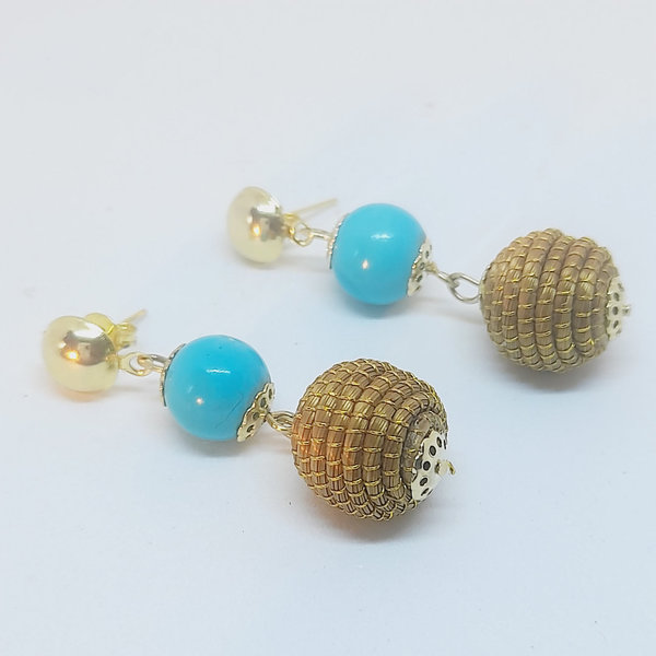 Ohrring aus Goldgras Kugel mit blauer Perle