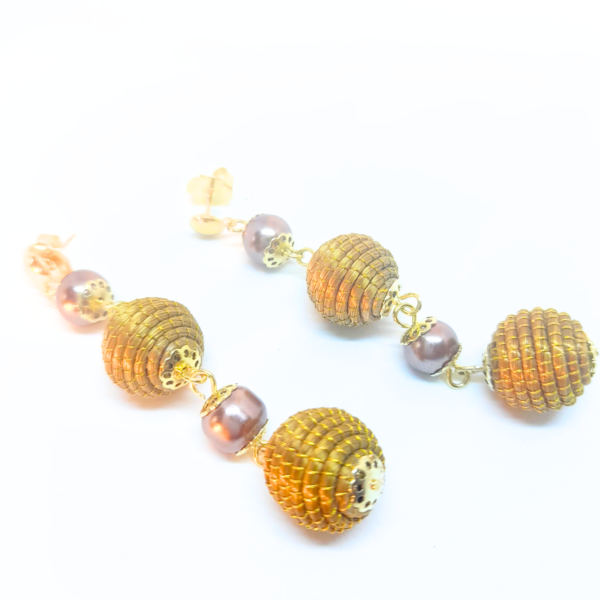 Ohrring Goldgras mit Kugeln und Perlen in verschidenen farben